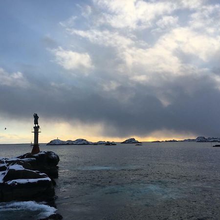 Svinoya, Hyggelig Leilighet スヴォルヴァール エクステリア 写真